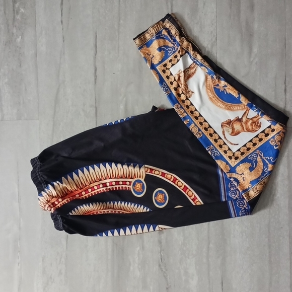 Women's Trendy Graphic Legging Size large. - Picture 11 of 13